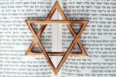 Tevrat ve Davut Yıldızı. Yahudiliğin iki sembolü. 