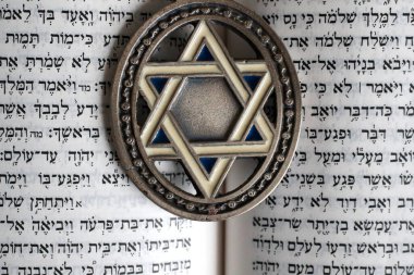 Tevrat ve Davut Yıldızı. Yahudiliğin iki sembolü. 