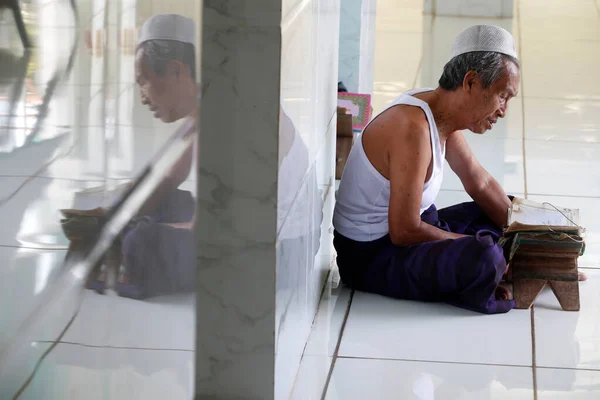 Jamiul Azhar Mosque Muslim Man Reading Old Quran Chau Doc — Stockfoto