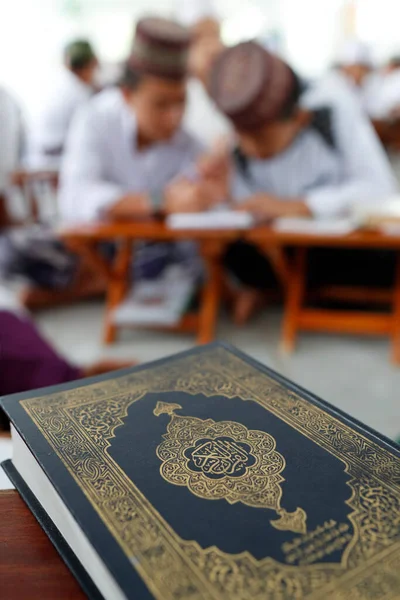 Jamiul Azhar Camii Müslüman Çocuklar Bir Madrassa Okulunda Kuran Okuyorlar — Stok fotoğraf