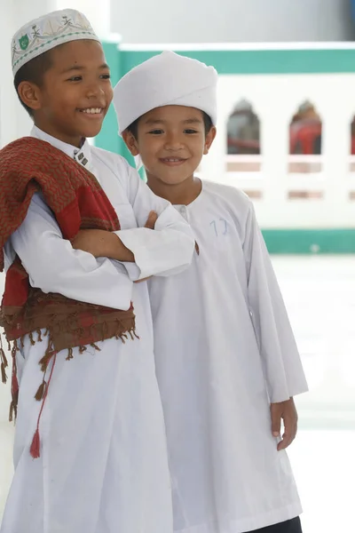 Masjid Rohmah Mosque Two Young Muslim Boys Portraits Chau Doc — Stockfoto