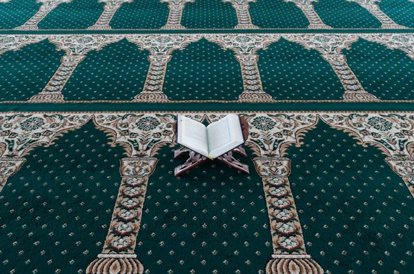 Mescid Al Ehsan camii. Tahta tezgahta Kur 'an açın. Vietnamca çeviri. Yeşil halılı dua salonu. Chau Doc. Vietnam. 