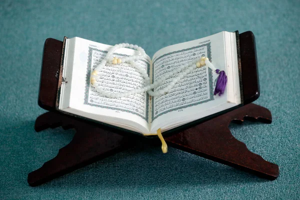Mosquée Moubarak Coran Ouvert Des Perles Prière Musulmanes Sur Support — Photo