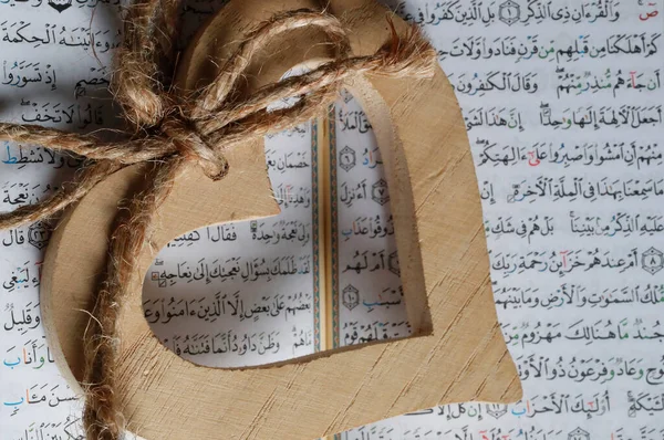 Ξύλινο Γλυπτό Καρδιάς Ένα Κοράνι Κοντινό Πλάνο — Φωτογραφία Αρχείου