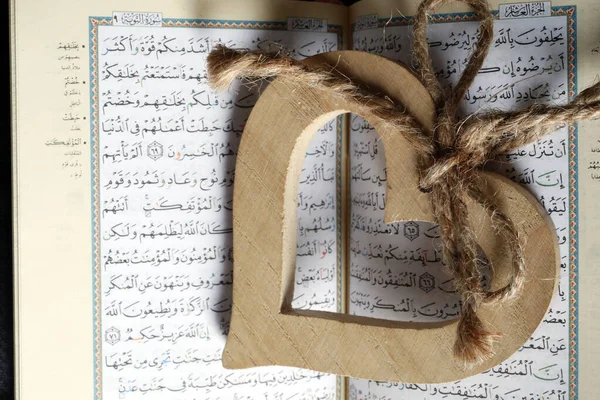 Wooden Heart Sculpture Quran Close — 스톡 사진