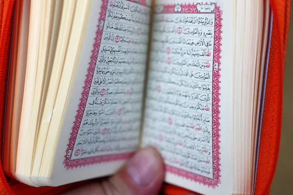 Muzułmanin Czyta Koran Arabski Koran — Zdjęcie stockowe