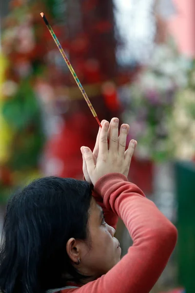 Mariamman Hindu Temple Worshipper Praying Insence Sticks Chi Minh City —  Fotos de Stock