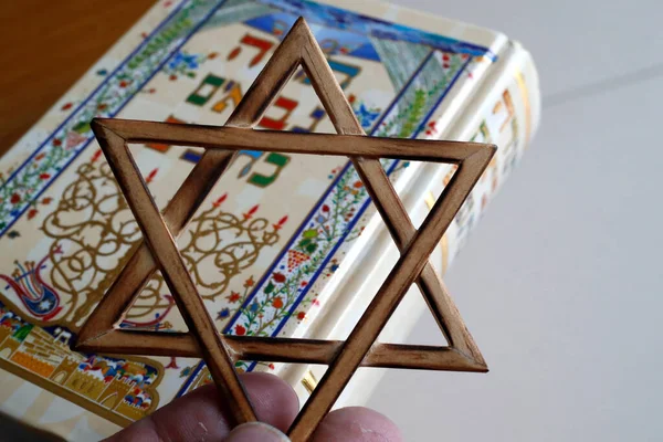 Tevrat ve Davut Yıldızı. Yahudiliğin iki sembolü. 