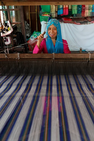 Geleneksel el dokuma tezgahı. Yerel Müslüman kadın özenle renkli eşarplar dokuyor. Chau Doc. Vietnam. 