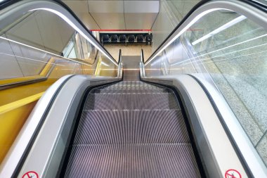 Cenevre havaalanında yürüyen merdiven. Cenevre. İsviçre. 