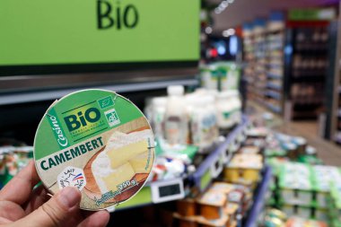 Süpermarket. Organik yiyecekler. Fransız peyniri, camembert peyniri. Fransa. 