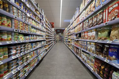 Süpermarkette sıra sıra bekliyor. Fransa. 