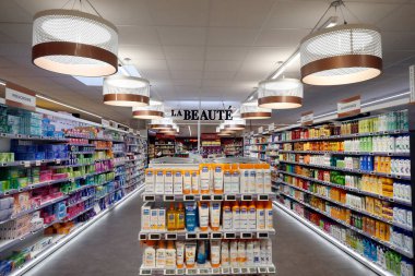 Süpermarkette tezgâhlar.