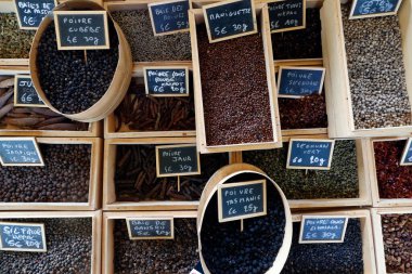 Markette sergilenen çeşitli baharatlar. Karabiber seçimi. Fransa.