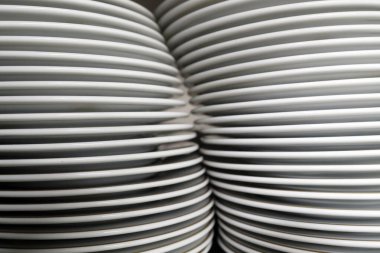 Saint-Gervais Kumarhanesi 'nin açılış töreni. 19 mai 2018. Restoranda bir yığın temiz seramik beyaz tabak. Fransa.