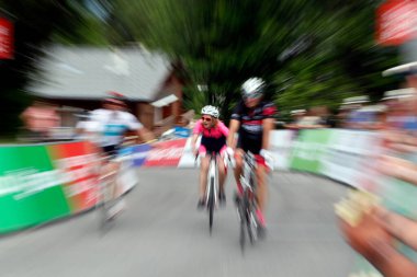 Dauphine Libere bisiklet yarışı kriteri 2018. Yarıştan önce amatör bisikletçi. Aziz Gervais Mont Blanc. Fransa.