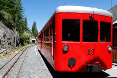 Fransız Alplerinde Mont-Blanc kalabalığı. Montenvers Demiryolu, Chamonix 'den Mer de Glace buzuluna kadar 1913 m yükseklikte uzanır.. 