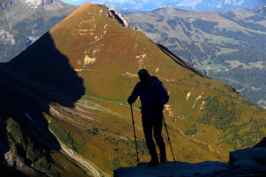 Dağ yürüyüşçüsü silueti. Mont Blanc Massif, Fransız Alpleri. Fransa. 