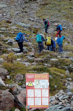 Mont Blanc 'ın düzenli rotası boyunca Gouter Refuge boyunca yükselen dağcılar. Yerel Güle Güle Hukuku. Mont Blanc tabelasına düzenli erişim. Fransa. 
