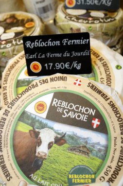 Sanatsal El Reblochon peyniri yaptı. Fransa. 