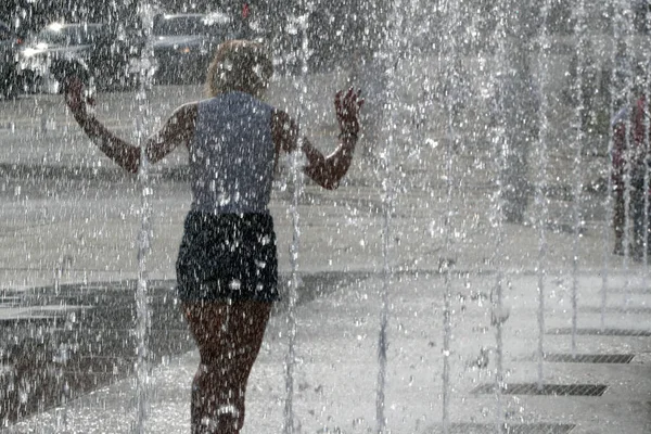Yazın Çeşme Suyuyla Oynayan Bir Kadın Cenevre Sviçre — Stok fotoğraf