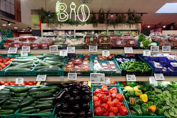 蔬菜和水果在超级市场上销售 — 图库照片