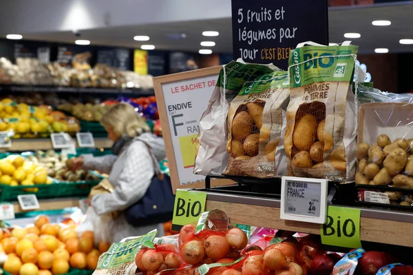 Warzywa Owoce Sprzedaż Supermarkecie Organiczne Jedzenie Francja — Zdjęcie stockowe