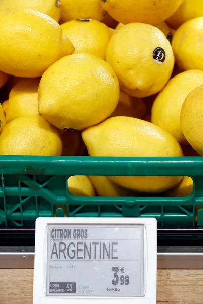 Import Owoców Sprzedaż Supermarkecie Cytryny Argentyny Francja — Zdjęcie stockowe