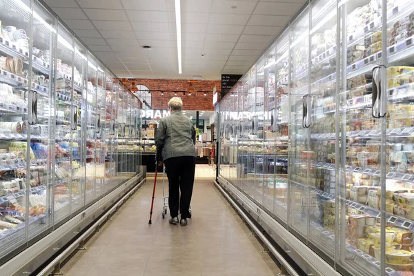 超市的摊位排成一排 女人购物 — 图库照片