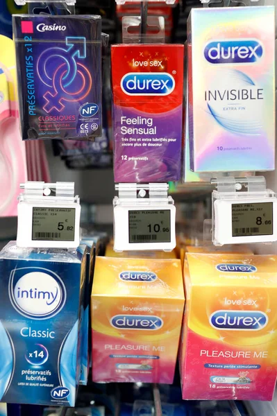 Süpermarkette tezgâhlar.