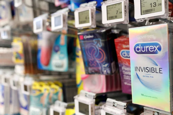 Süpermarkette tezgâhlar.