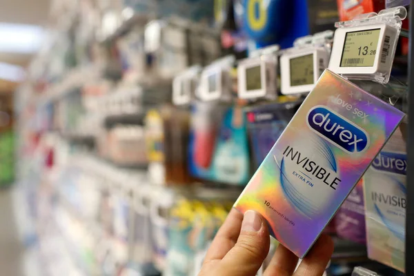 Süpermarkette tezgâhlar.