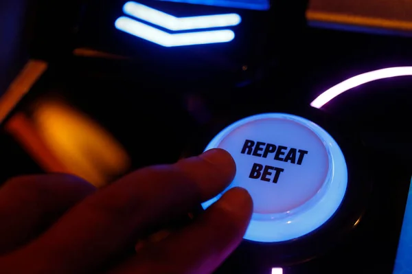 Man Speelt Een Gokautomaat Een Casino Een Close Frankrijk — Stockfoto