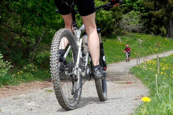 Dre Dans Darbon Wyścig Rowerów Górskich Alpach Francuskich Rowerzyści Francja — Zdjęcie stockowe