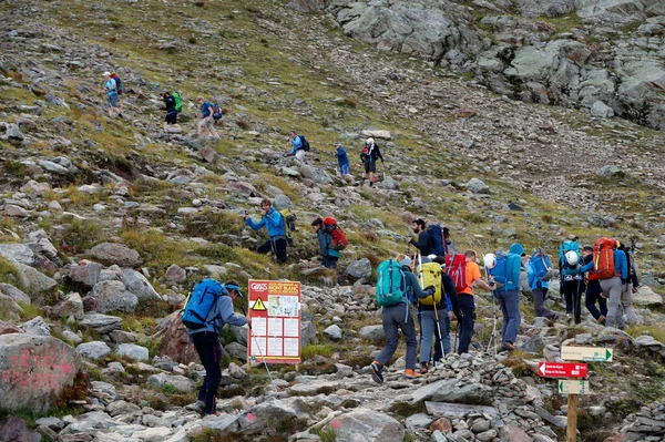 Mont Blanc 'ın düzenli rotası boyunca Gouter Refuge boyunca yükselen dağcılar. Yerel Güle Güle Hukuku. Mont Blanc tabelasına düzenli erişim. Fransa. 