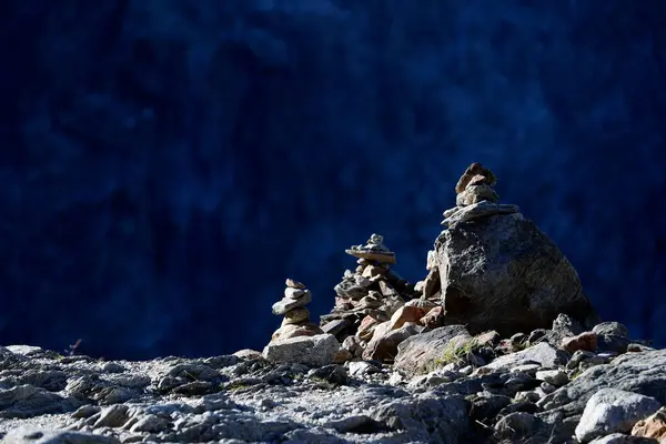 Fransız Alplerinde bir taş cairn. Fransa. 