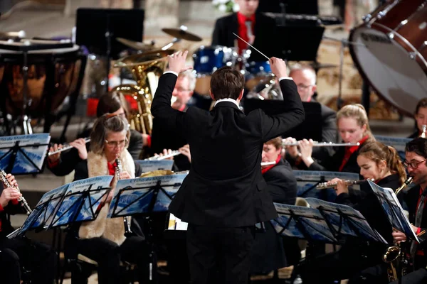 Saint Gervais senfonik orkestrası. Bir kilisede konser. Fransa.