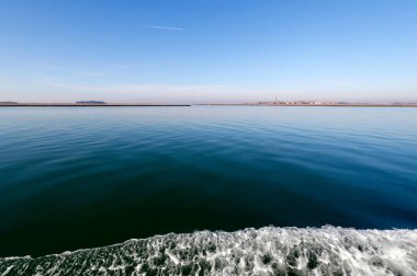 Eğik kulesi olan Burano Adası, Venedik Gölü. İtalya. 