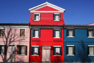 Burano köyünde çok renkli evler. İtalya. 