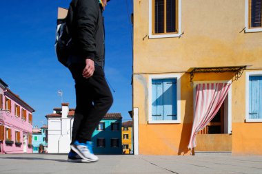 Burano köyünde çok renkli evler. İtalya. 