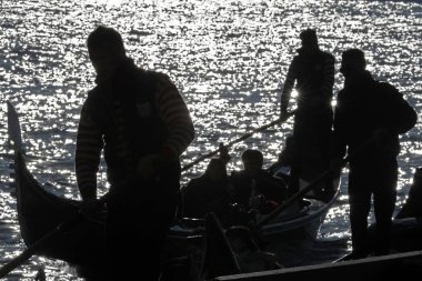 Büyük Kanal 'da, Gondol' da siyahlı gondolcu güneş ışığına karşı. Venedik. İtalya. 