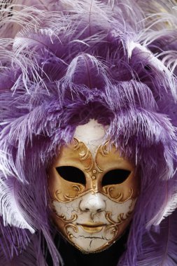 Market vitrininde gösterilen zarif karnaval maskeleri. Venedik. İtalya. 