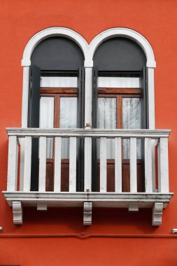 İki pencereli ve balkonlu kadim cephe duvarı. Venedik. İtalya. 