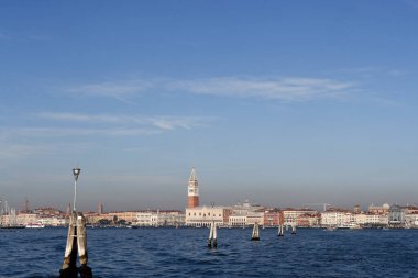 Venedik şehri, Palazzo Ducale (Doges Palace) ve San Marco meydanı ile gölden görüldü. Venedik. İtalya. 