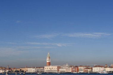 Venedik şehri, Palazzo Ducale (Doges Palace) ve San Marco meydanı ile gölden görüldü. Venedik. İtalya. 