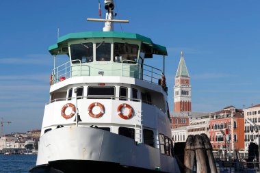 Venedik şehri gölden görüldü. Vaporetto, taksi gemisi. Venedik. İtalya. 