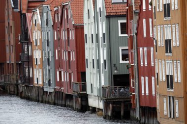 Nidelva nehri boyunca depolar restore edildi ve dönüştürüldü. Trondheim. Norveç. 