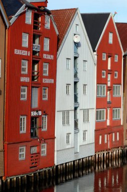 Nidelva nehri boyunca depolar restore edildi ve dönüştürüldü. Trondheim. Norveç. 