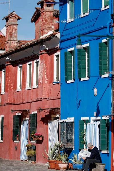 Multi Colored Houses Burano Village Man Reading Newspaper Italy — Zdjęcie stockowe