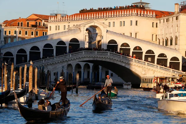 Pont Rialto Grand Canal Gondolier Naviguant Gondole Venise Italie — Photo